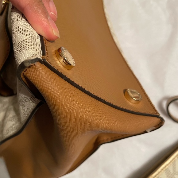 2 Michael kors bags - Picture 11 of 16